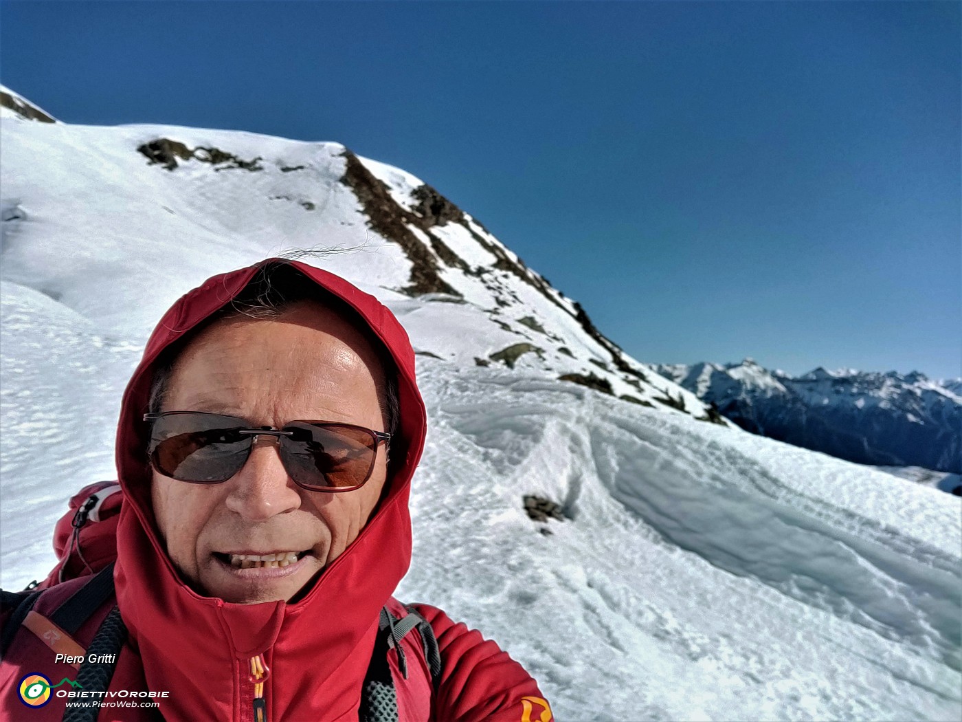26 Selfie tra neve accumulata dal vento che comicia a soffiare anche oggi....jpg